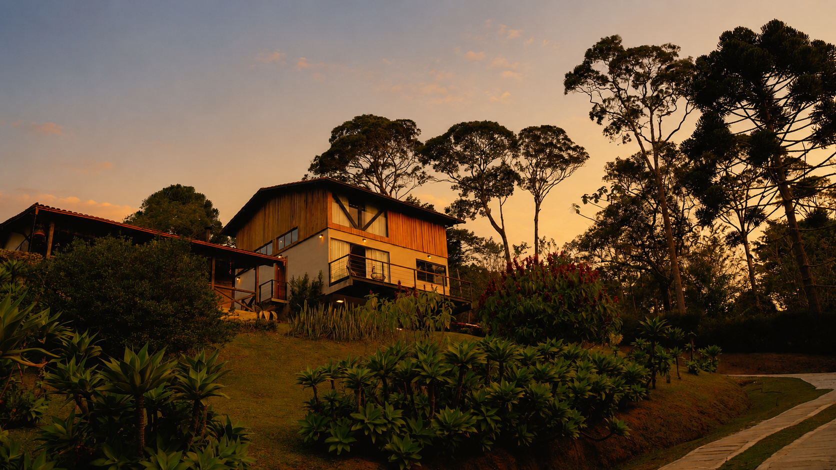 Cabana de madeira ao entardecer entre as montanhas de Nova Friburgo